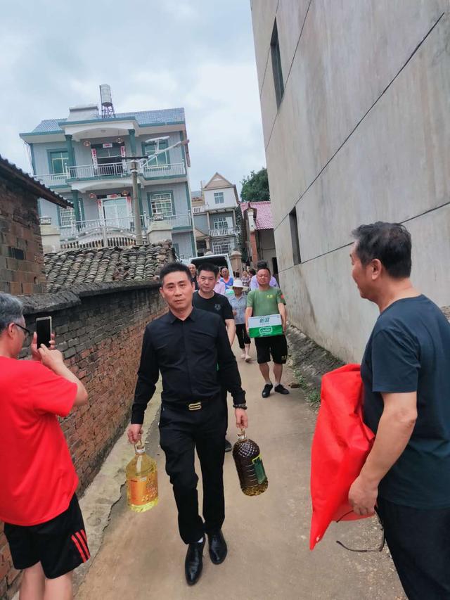 上饒三家商會聯(lián)合赴鄱陽慰問災民