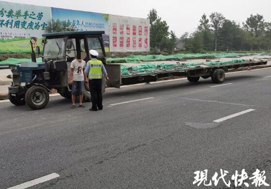 變形金剛？拖拉機私改 變身超長版拖車