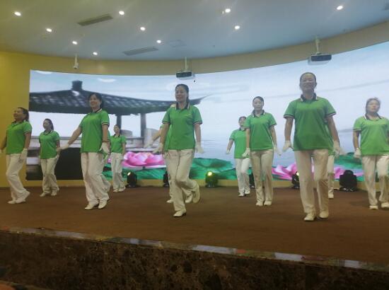 濱海廣舞中心組織舞友參加第十屆青兒廣場舞大聯(lián)盟活動