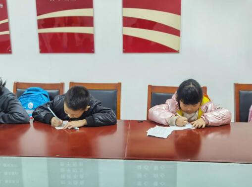 文化惠民丨荊劉村開(kāi)展青少年“浸潤(rùn)書(shū)香  暢游書(shū)?！被顒?dòng)