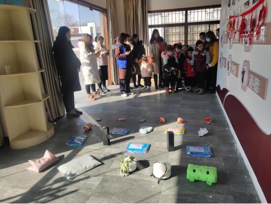 寫(xiě)福字 看演出 尚橋社區(qū)元旦活動(dòng)豐富多彩