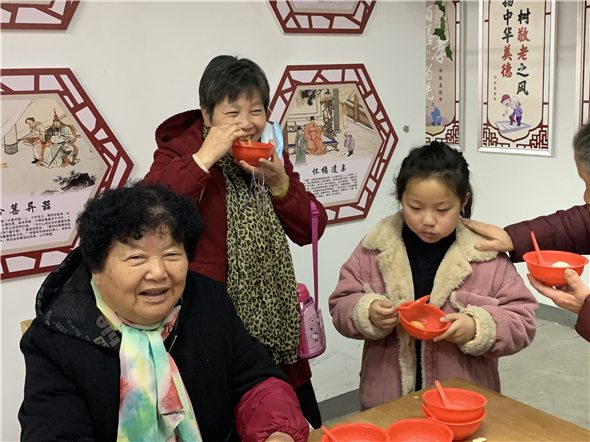 愛心滿滿 “橘”祥“蘋”安 石埠橋村社區(qū)團(tuán)團(tuán)圓圓鬧元宵