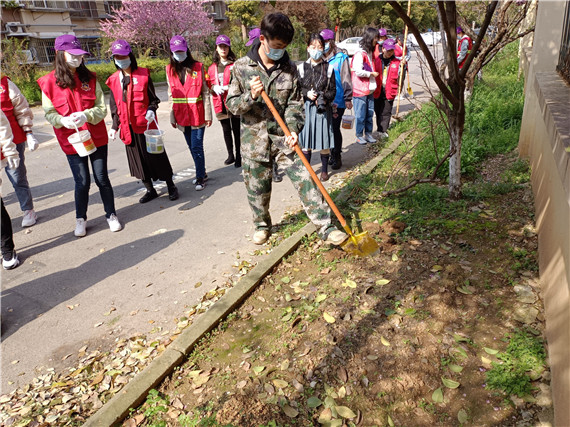 馨康苑社區(qū)開展“牽手共建”綠化修補(bǔ)行動(dòng)