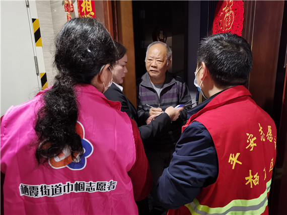 攝山村：學(xué)黨史、辦實(shí)事 小區(qū)反電詐宣傳不停歇