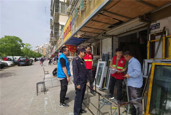 馨康苑社區(qū)：聯(lián)合落實(shí)門(mén)前三包排水證辦理