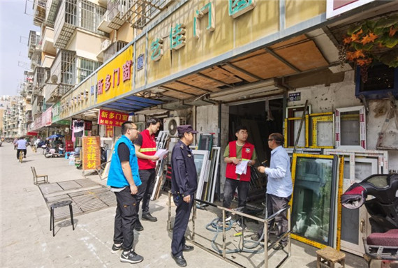 馨康苑社區(qū)：聯(lián)合落實(shí)門(mén)前三包排水證辦理