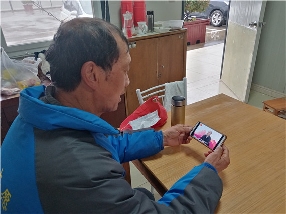 南水社區(qū)組織老黨員學習離退休干部網(wǎng)上專題報告會