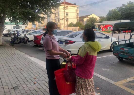 陸郎社區(qū)：中秋送慰藉 關(guān)愛(ài)滿(mǎn)社區(qū)