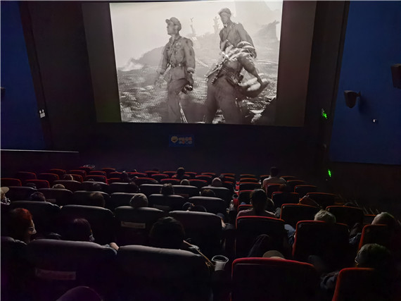 重溫經典守初心 紅梅社區(qū)開展“四史”教育電影課觀影活動