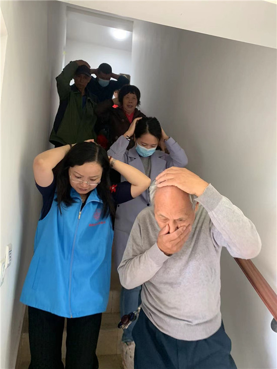 向上社區(qū)開展防災(zāi)減災(zāi)消防疏散演練活動