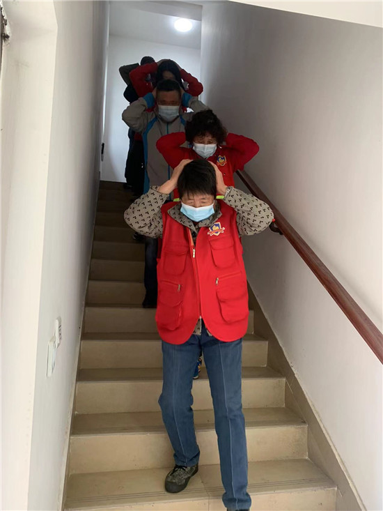 向上社區(qū)開展防災(zāi)減災(zāi)消防疏散演練活動