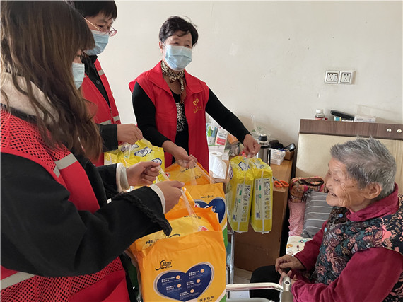 棲霞社區(qū)：關(guān)愛(ài)困難老人 溫暖送進(jìn)家門(mén)