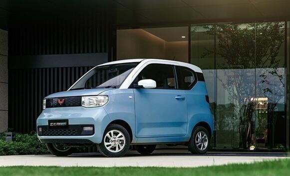 三輛五菱宏光MINI EV路口撞到一塊！網友：真賣爆 出鏡率滿大街