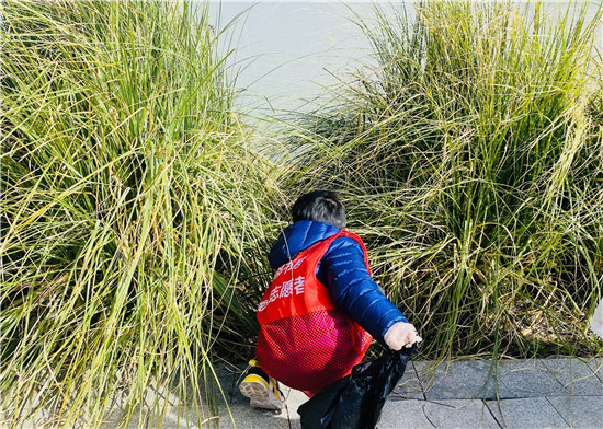 殷巷社區(qū)：傳承雷鋒精神 爭(zhēng)當(dāng)環(huán)保衛(wèi)士