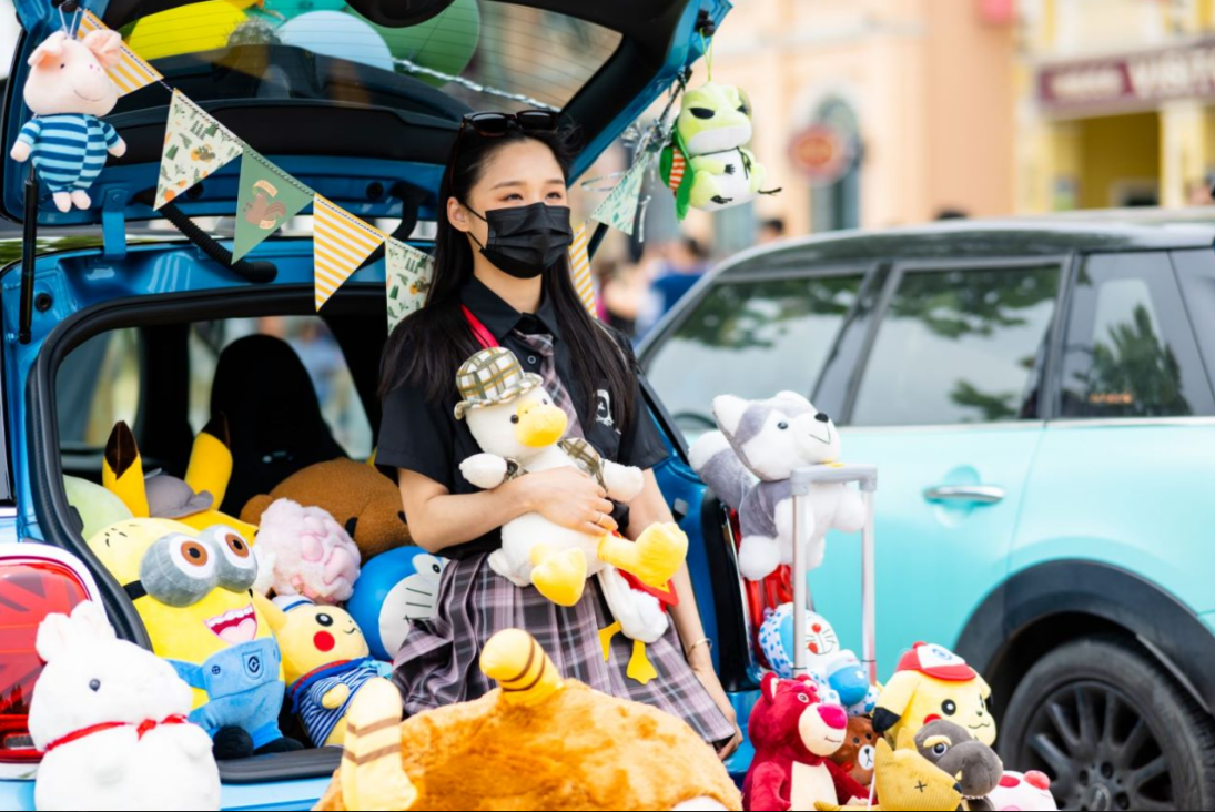 桌子上放滿了不同類(lèi)型的汽車(chē)玩具中度可信度描述已自動(dòng)生成