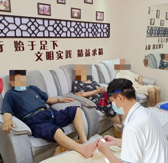 修腳志愿服務(wù)進(jìn)社區(qū) 關(guān)愛殘疾老人在行動