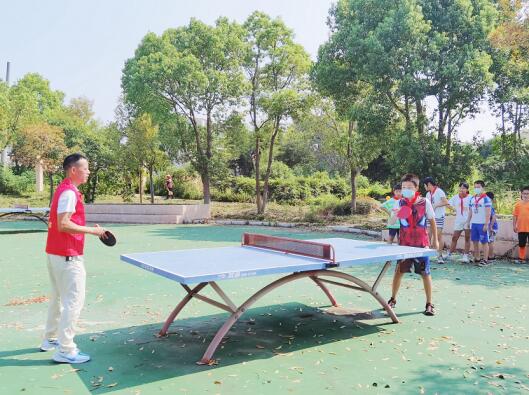 快樂(lè)暑假 玩轉(zhuǎn)乒乓 民主村開(kāi)展青少年乒乓球?qū)崙?zhàn)練習(xí)