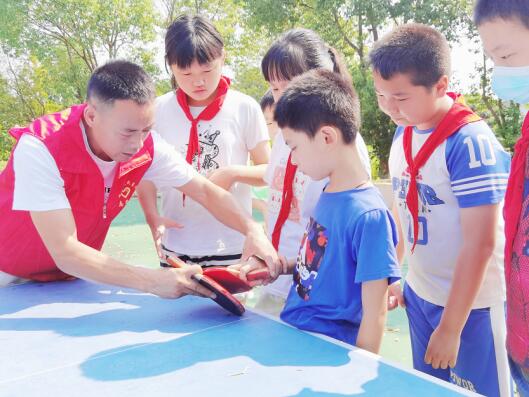 快樂(lè)暑假 玩轉(zhuǎn)乒乓 民主村開(kāi)展青少年乒乓球?qū)崙?zhàn)練習(xí)