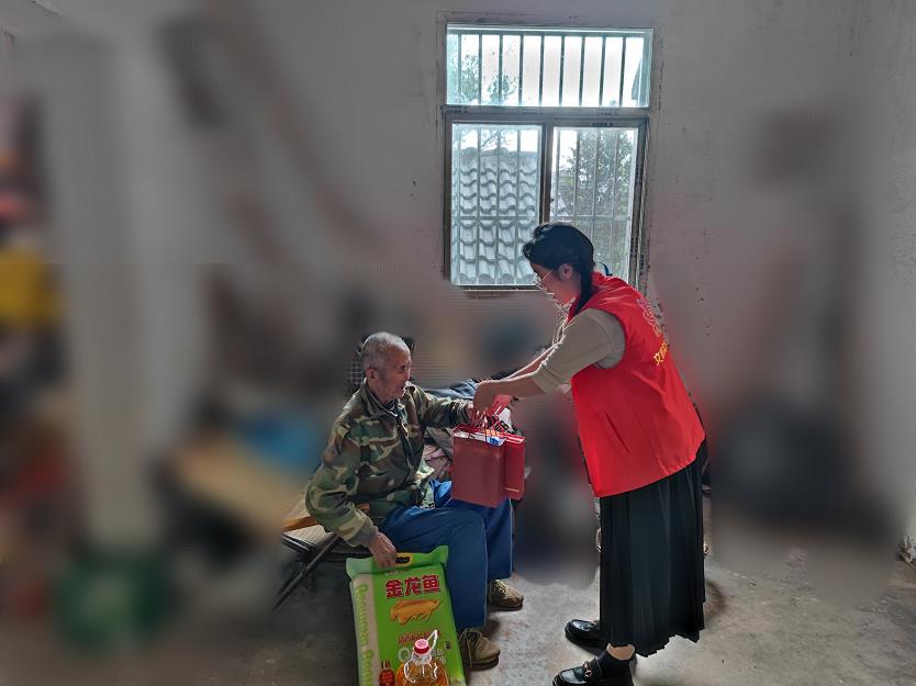 我們的節(jié)日|拳拳敬老心 新林社區(qū)開(kāi)展重陽(yáng)慰問(wèn)