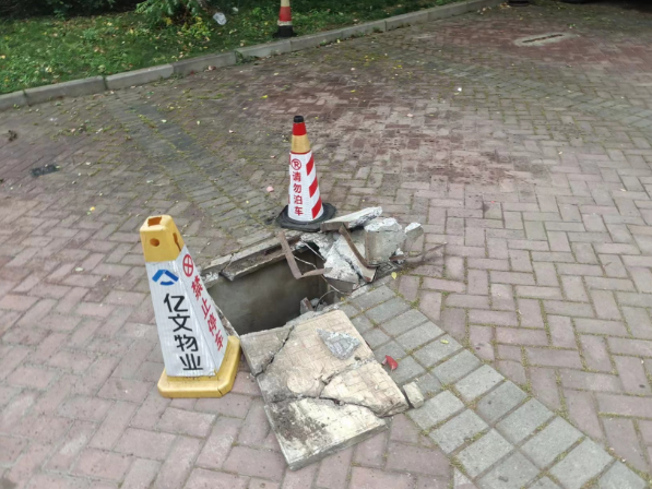 金陵驛社區(qū)維修窨井蓋，消除安全隱患
